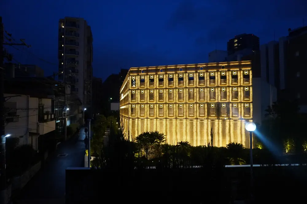 BUDDY Privateの近くの、夜にライトアップされた建物