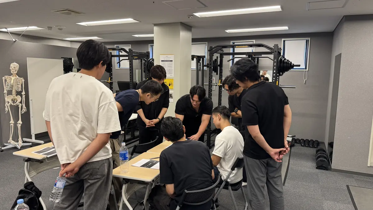 骨模型を囲んで実技を確認する受講者