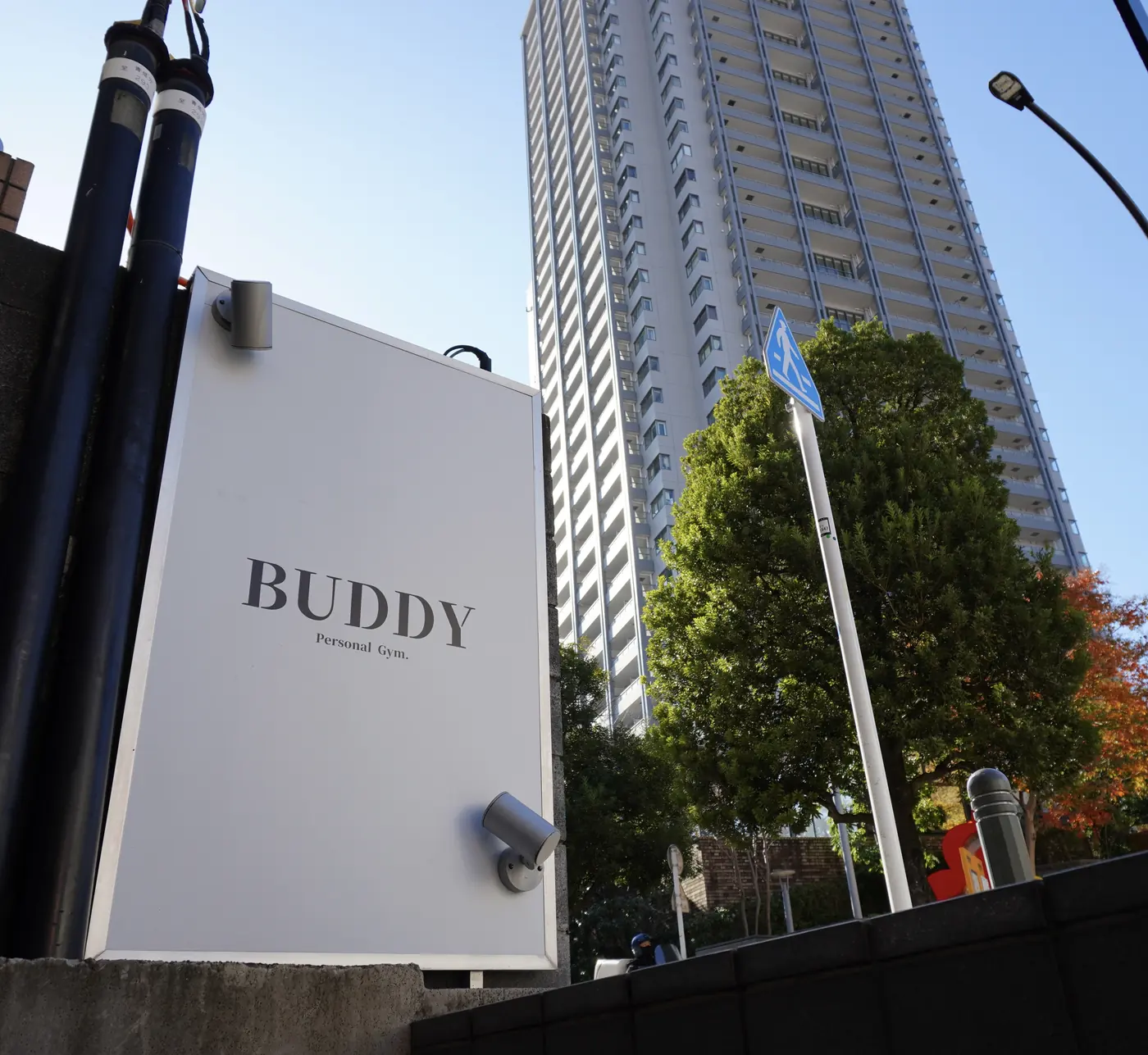 通り沿いに立つBUDDY Personal Gym.の看板