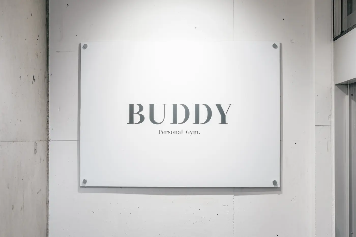 館内のBUDDY Personal Gym.のサインプレート