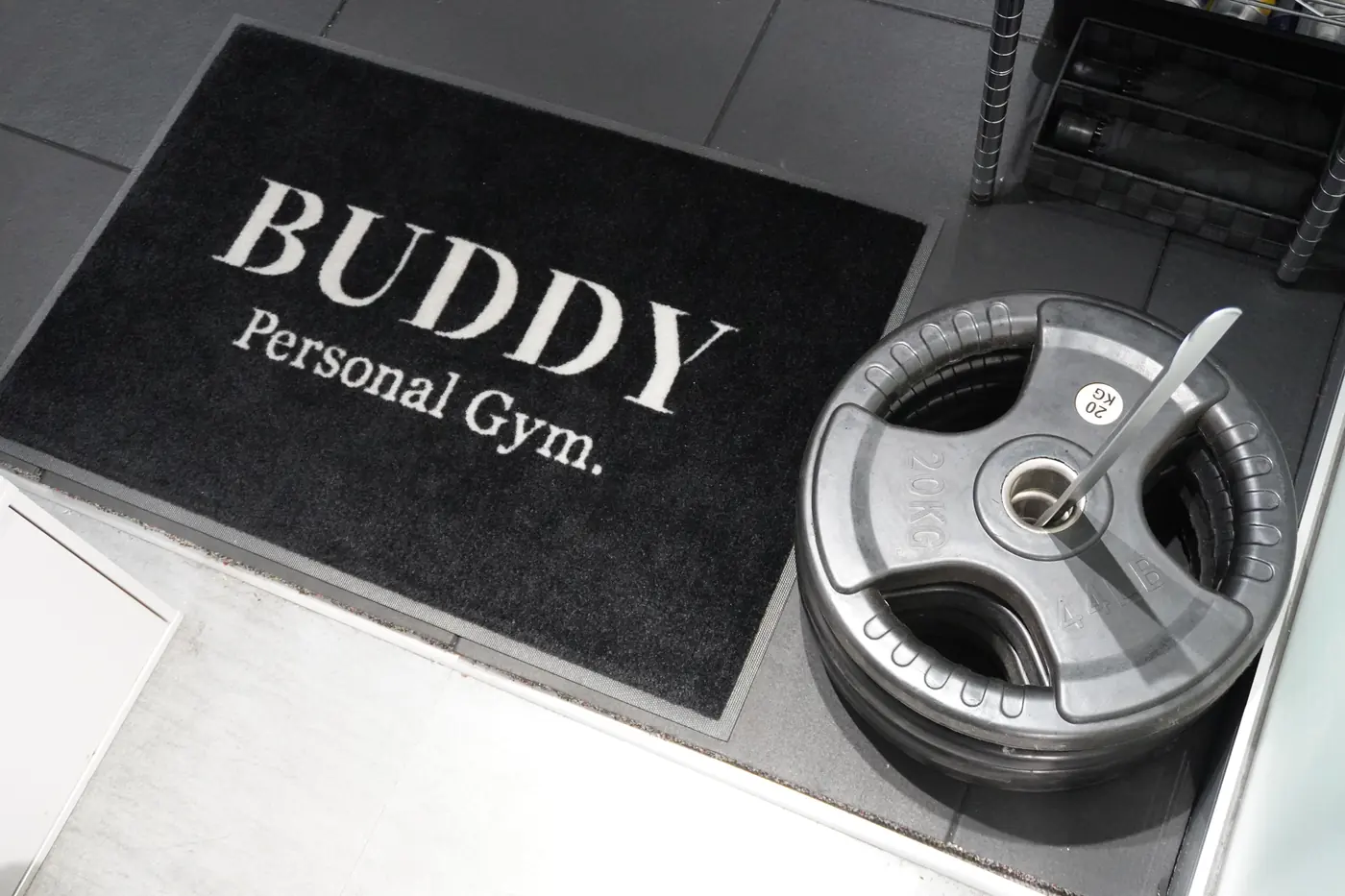 BUDDY Personal Gym. のロゴマットとプレート